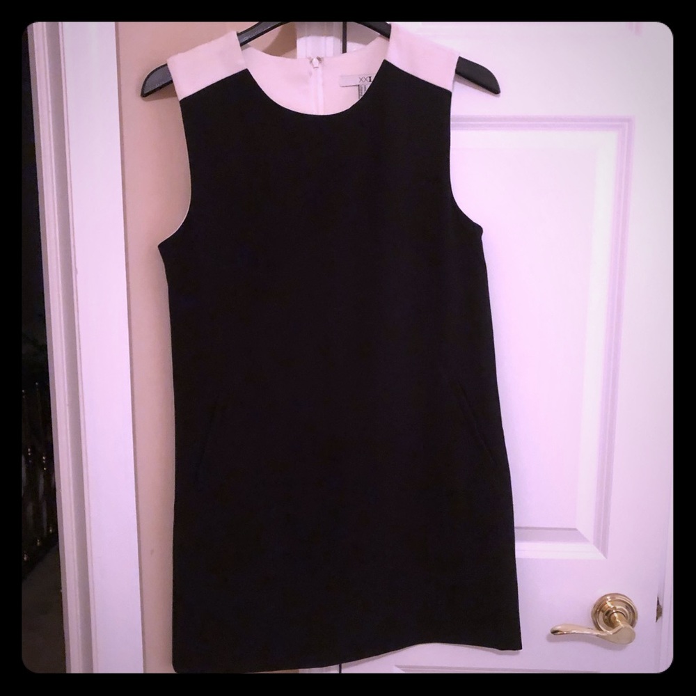Classic white/black dress